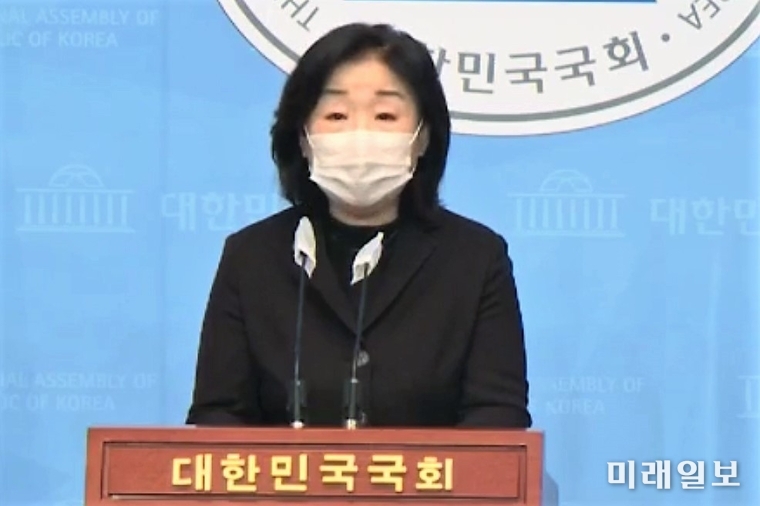 심상정 정의당 의원이 12일 오전 서울 여의도 국회 소통관에서 현안 브리핑을 하고 있다./미래일보 DB