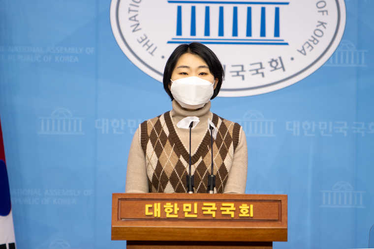 신지혜 기본소득당 서울시장 후보가 12일 오전 서울 여의도 국회 소통관에서 기자회견을 열고 '안전노동특별시 서울' 3대 공약으로 "코로나 불안·노동법 사각지대·산업재해 없는 서울"을 제안했다/사진=기본소득당 제공