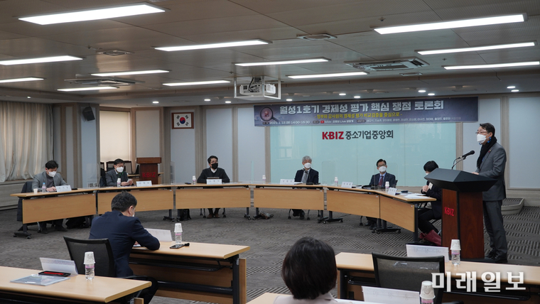 윤영찬 더불어민주당 의원은 12일 오후 서울 여의도 중소기업중앙회 회의실에서 유튜브 라이브 생중계를 통해 '월성1호기 경제성 평가 핵심 쟁점 토론회'를 개최했다. 이번 토론회는 송갑석, 조승래, 양이원영, 이성만, 이소영, 이수진(동작구), 정태호, 홍정민, 황운하 국회의원과 공동 주최했으며, 유튜브 '윤영찬TV'에서 다시 확인할 수 있다./사진=윤영찬 의원실 제공