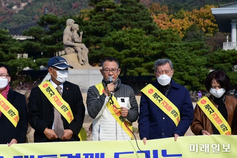 '유신청산민주연대' 및 '한국전쟁전후민간인피학살자 전국유족회' 등 과거사 피해단체들, 그리고 약 100여개 민주시민단체가 사안별로 연대하는 '촛불계승연대천만행동' 등이 공동으로 13일 오후 서울 영등포구 버드나루로 촛불계승연대 사무실에서 긴급 기자회견을 열고 "국회선출 '진실·화해를 위한 과거사정리위원' 중 부적격자" 관련 긴급성명을 발표하고 있다. 사진은 지난해 11월 5일 서울 청와대 사랑채 분수대 광장 앞에서 '올바른 과거사 해결을 촉구하는 기자회견'에서 송운학 촛불계승연대 상임대표(가운데)가 발언하고 있다./사진=촛불계승연대천만행동