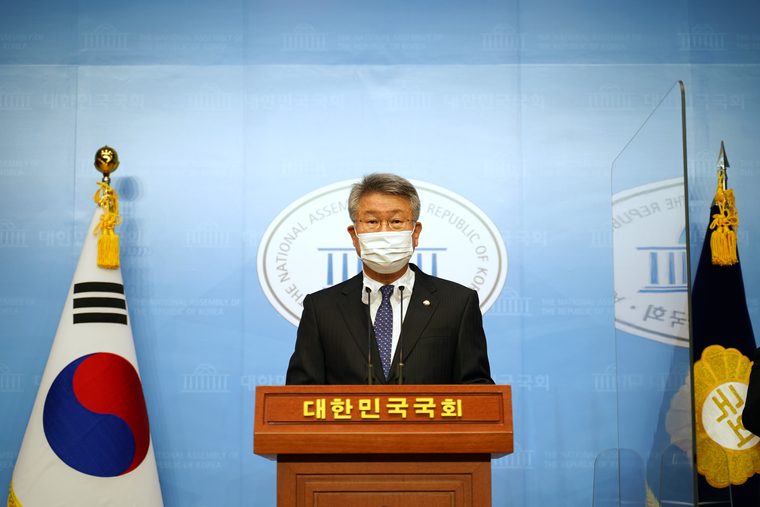 김회재 더불어민주당 국회의원이 15일 오후 서울 여의도 국회 소통관에서 “종교의 자유는 헌법이 보장한 핵심적인 기본권”이라며 "종교시설 규모와 상관없이 20명 인원 제한이라는 근거없는 기준은 헌법이 보장하는 종교의 자유를 심각하게 침해한다는 지적이 있다”는 기자회견을 하고 있다./사진=의원실 제공