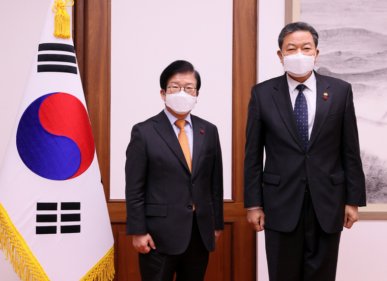 박병석 국회의장은(왼쪽) 15일 오전 의장집무실에서 신임 황기철 국가보훈처장(오른쪽)의 예방을 받았다/사진=국회 제공