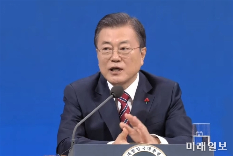 문재인 대통령이 18일 청와대 춘추관에서 열린 신년 기자회견에서 기자의 질문에 답하고 있다./사진=청와대