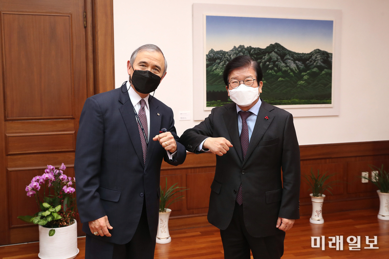 박병석 국회의장이 18일 오후 서울 여의도 국회 의장집무실에서 해리 해리스 주한미국대사의 이임 예방을 받고 기념촬영을 하고 있다./사진=국회의장실