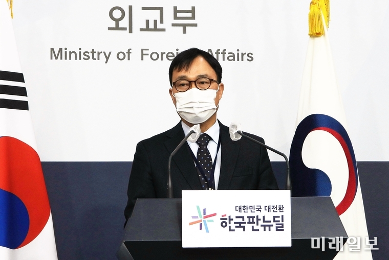 최영삼 외교부 대변인이 21일 오후 서울 종로구 외교부청사에서 바이든 미 대통령 취임식과 한미 관계 등에 관한 정례브리핑을 하고 있다./사진=장건섭 기자