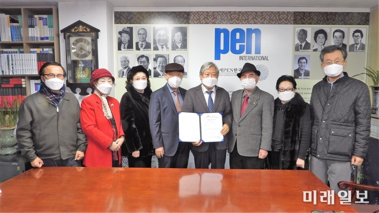 (사)국제PEN한국본부 제36대 이사장 선거에서 당선된 김용재(왼쪽에서 다섯번째) 시인이 21일 오후 서울 여의도 국제PEN한국본부 사무실에서 정종명 제36대 임원선거 선거관리위원회 위원장으로부터 당선 통지서를 교부 받고 동반 당선된 부이사장단 등과 함께 기념촬영을 하고 있다. 사진 왼쪽부터 김철교 시인, 오경자 수필가, 최균희 아동문학가, 정종명 선거관리위원회 위원장, 김용재 이사장 당선인, 손해일 국제PEN한국본부 이사장, 심상옥 시인, 김유조 소설가)./사진=장건섭 기자 