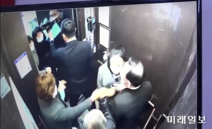 지난 20일 서울 여의도 국민의힘 중앙당사 엘리베이터 안에서 주호영 국민의힘 원내대표와 관계자들이 취재하려던 여기자를 밀어내고 있다./사진=cctv 영상 갈무리