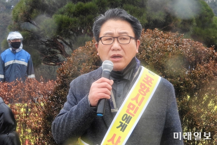 김익태 포항 참여연대 위원장이 26일 오전 경북 포항시 남구 동해안로 포스코 본사 정문 앞에서 기자회견을 열고 "포항시민 협박하는 포스코 노조는 포항 시민에게 즉각 사죄하라" 등을 외치고 있다./사진=장건섭 기자