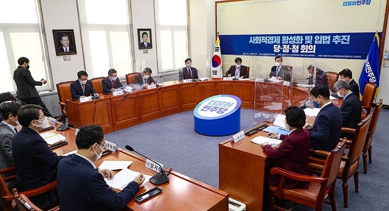 더불어민주당 사회적경제위원회 입법추진단은 28일 오후 2시, 국회 본관 당대표실에서 '사회적경제 활성화 및 입법 추진 당・정・청 회의를 개최하고 있다/사진=당 대표실