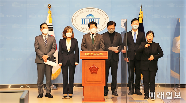 더불어민주당 민생연석회의 박홍근·양이원영·진성준·우원식·장경태 의원(왼쪽부터)이 29일 오전, 서울 여의도 국회 소통관 기자회견장에서 '택배과로사 대책 사회적합의 이행관련 주요경과보고' 기자회견을 하고 있다./사진=진성준 의원실