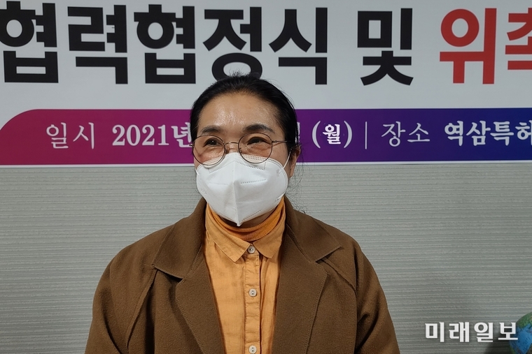 1일 오후 서울 강남구 역삼동 성지하이츠 3차 오피스텔에 위치한 역삼특허본부 사무실에서 개최된 한글세계화운동연합 역삼특허본부 설립 및 우호 협정체결식과 본부장, 부본부장, 베트남 한글문화교류 추진위원장 등의 위촉장 수여식에서 오양심 이사장이 인사말을 하고 있다./사진=한글세계화운동연합