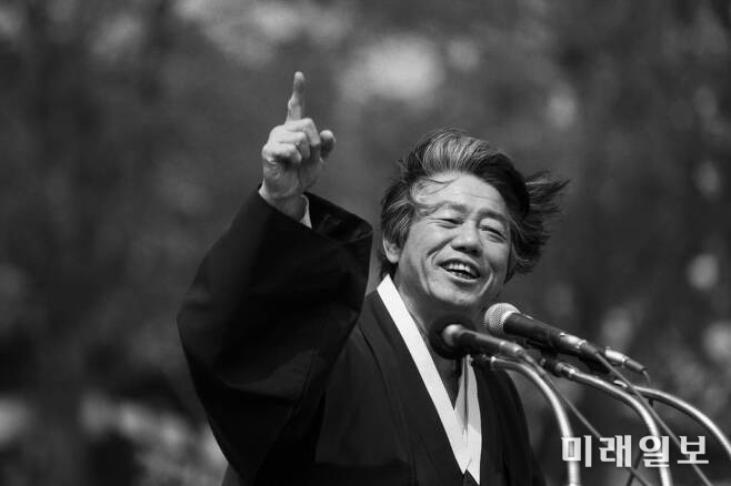 백기완 통일문제연구소장이 15일 별세했다. 향년 89세. 백 소장은 지난해 1월 폐렴 증상으로 서울대병원에 입원해 투병생활을 해왔다. 빈소는 서울대병원 장례식장 2호실이며 발인은 19일 오전 7시다. 사진은 1992년, 시위 도중 백골단의 구타에 숨진 명지대생 강경대(1972-1991) 열사 1주기 추모식/사진제공=민족사진연구회