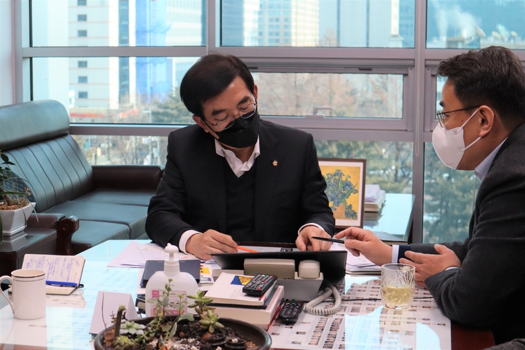 정일영 의원(왼쪽)은 지난 19일 여의도 국회 집무실에서, 송도 지역에서 공사 지연으로 인해 지속적으로 민원이 제기되고 있는 롯데쇼핑타운 현안 점검을 위해 관계자와의 간담회를 가졌다/사진=의원실