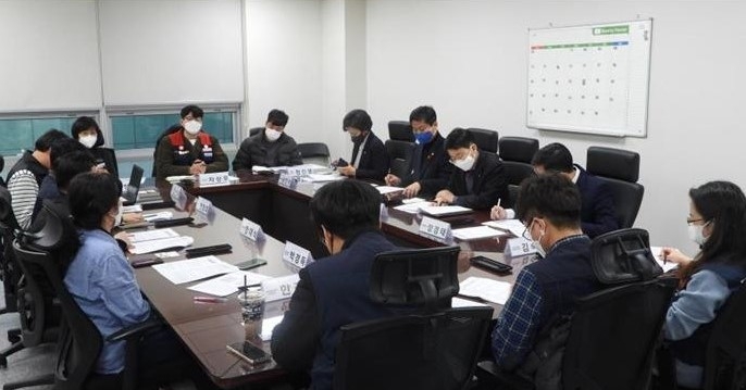 더불어민주당 필수노동자 보호TF는 지난 23일 국회에서, 민주노총 전국공공운수사회서비스노조와 필수노동자 정책간담회를 가졌다/사진=김영배 의원실