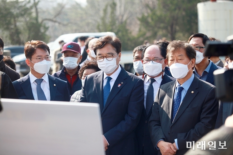 국회 기획재정위원회 김수흥 더불어민주당 의원(죄측 첫번째)의 호소로 국회 기획재정위 윤후덕 위원장(오른쪽 세번째)과 우원식 더불어민주당 의원(가운데)이 8일 오후 집단 암 발병 참사가 벌어진 전북 익산시 함라면 장점마을을 전격 방문하고 있다./사진=김수흥 의원실