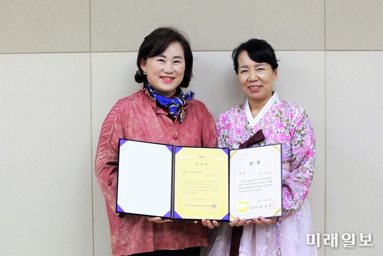 지난 2020년 9월 19일 오후 서울 송파구민회관에서 코로나바이러스감염증-19(코로나19)으로 인한 비대면 경연으로 개최된 '한글문학·한글문인협회와 함께하는 제4회 전국시낭송경연대회에서 대상을 수상한 박순례(오른쪽) 시낭송가가 정명숙 한글문학 및 한글문인협회 회장으로부터 상장과 함께 시낭송가 인증서를 수여 받고 있다./사진=장건섭 기자