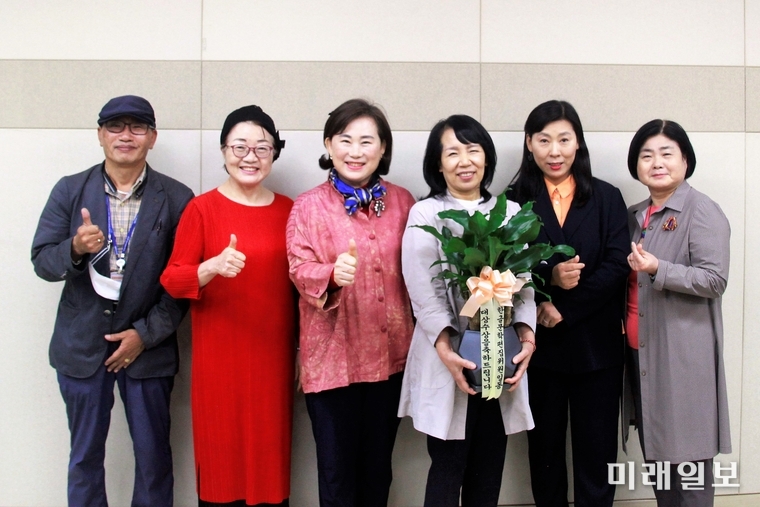 지난 2020년 9월 19일 오후 서울 송파구민회관에서 코로나바이러스감염증-19(코로나19)으로 인한 비대면 경연으로 개최된 '한글문학·한글문인협회와 함께하는 제4회 전국시낭송경연대회에서 대상을 수상한 박순례(왼쪽에서 네번째) 시낭송가가 정명숙 한글문학 및 한글문인협회 회장(왼쪽에서 세번째)을 비롯한 한글문학 편집위원들로부터 축하의 화분을 선물 받고 기념촬영을 하고 있다. 사진 왼쪽부터 장건섭·서영순 편집위원, 정명숙 회장, 박순례 시낭송가, 김운향·이복자 편집위원./사진=한글문학 제공