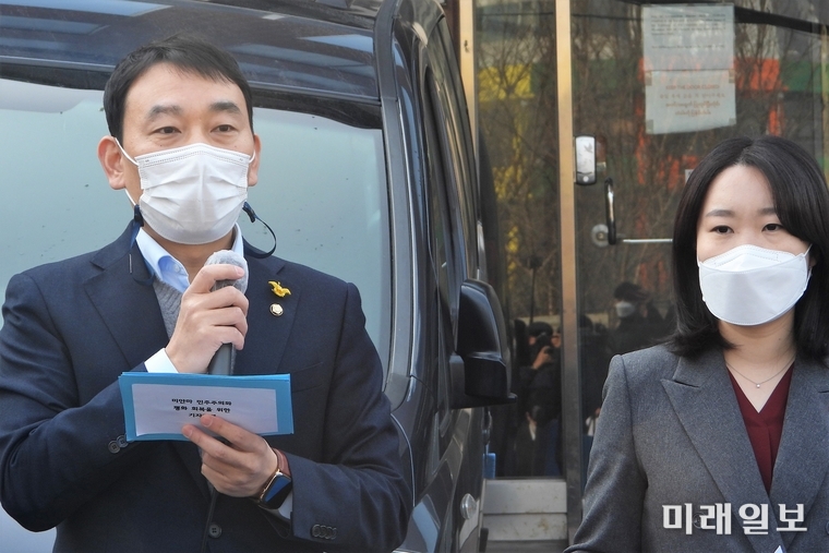 10일 오전 서울 용산구 주한 미얀마대사관 앞에서 열린 '미얀마 민주주의와 평화 회복을 위한 대한민국 국회의원-재한 미얀마 시민사회단체 공동 기자회견'에서 김용민 의원(왼쪽)이 기자회견을 진행하고 있다./사진=장건섭 기자