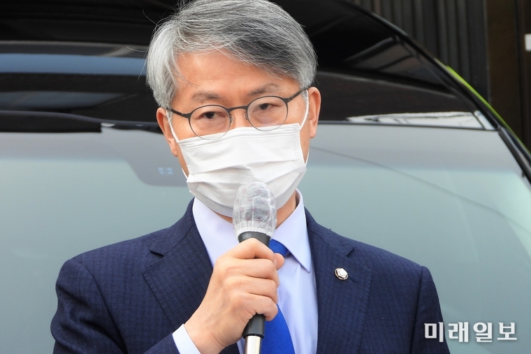 10일 오전 서울 용산구 주한 미얀마대사관 앞에서 열린 '미얀마 민주주의와 평화 회복을 위한 대한민국 국회의원-재한 미얀마 시민사회단체 공동 기자회견'에서 민형배 의원이 연대 발언을 하고 있다./사진=장건섭 기자