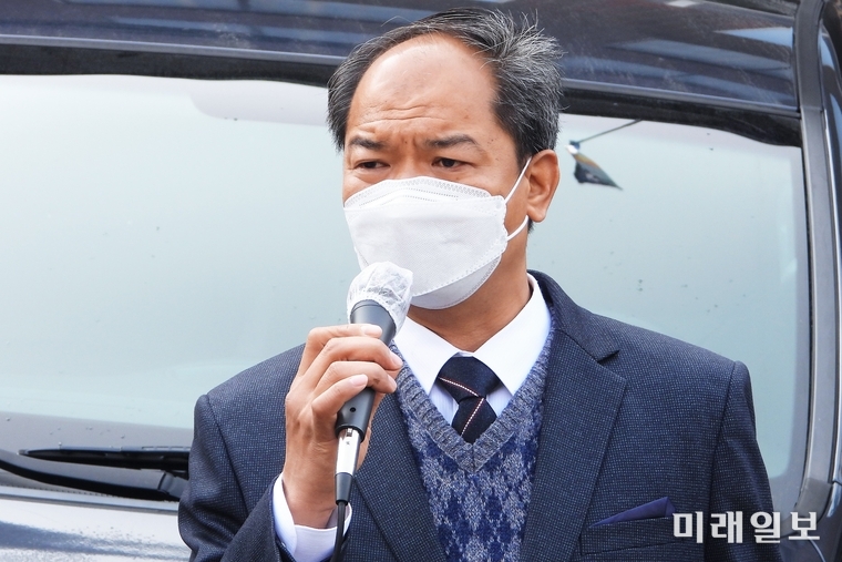 10일 오전 서울 용산구 주한 미얀마대사관 앞에서 열린 '미얀마 민주주의와 평화 회복을 위한 대한민국 국회의원-재한 미얀마 시민사회단체 공동 기자회견'에서 소모뚜(Soe Moe Thu) 미얀마 민주주의 네트워크 공동대표가 미얀마 연대 호소 발언을 하고 있다./사진=장건섭 기자