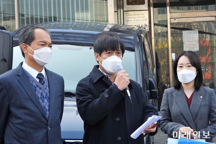 10일 오전 서울 용산구 주한 미얀마대사관 앞에서 열린 '미얀마 민주주의와 평화 회복을 위한 대한민국 국회의원-재한 미얀마 시민사회단체 공동 기자회견'에서 얀나이툰(Yan Naing Htun) 버마민족민주동맹-협력위원회(국제) 한국 회장(가운데)이 미얀마 연대 호소 발언을 하고 있다./사진=장건섭 기자