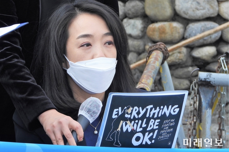 10일 오전 서울 용산구 주한 미얀마대사관 앞에서 열린 '미얀마 민주주의와 평화 회복을 위한 대한민국 국회의원-재한 미얀마 시민사회단체 공동 기자회견'에서 최혜영 더불어민주당 의원이 성명서를 낭독하고 있다./사진=장건섭 기자