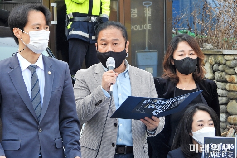 10일 오전 서울 용산구 주한 미얀마대사관 앞에서 열린 '미얀마 민주주의와 평화 회복을 위한 대한민국 국회의원-재한 미얀마 시민사회단체 공동 기자회견'에서 정범래 미얀마 민주주의 네트워크 공동대표(가운데)가 성명서를 낭독하고 있다./사진=장건섭 기자
