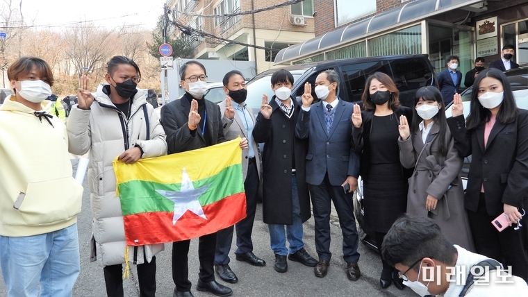 10일 오전 서울 용산구 주한 미얀마대사관 앞에서 열린 '미얀마 민주주의와 평화 회복을 위한 대한민국 국회의원-재한 미얀마 시민사회단체 공동 기자회견'에서 참가자들이 구호를 외치고 있다./사진=장건섭 기자
