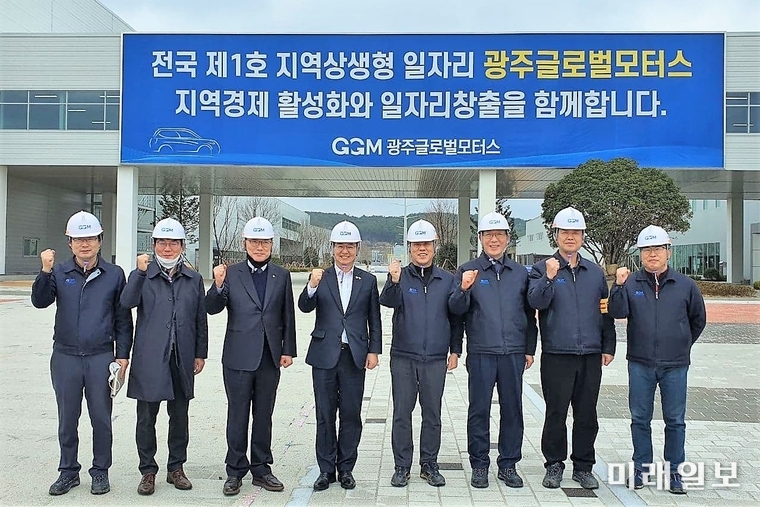 김용빈 더불어민주당 의원이 지난 12일 지역 상생형 일자리인 광주글로벌모터스(GGM)를 방문해 지역 출신 구직자 선발 현황과 이들에 대한 주거 지원 상황, 생산 운영시스템 등을 점검하고 있다./사진=이용빈 의원실