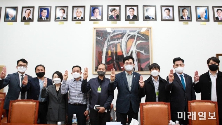 송영길 국회 외교통일위원장을 비롯한 더불어민주당 소속 박영순, 홍정민, 전용기 국회의원이 20일 서울 여의도 국회 외교통일위원회 소회의실에서 미얀마민주주의네트워크 얀나잉툰 공동대표, '봄의 혁명 지지자들' 띠엔민민 대표, 주한미얀마노동자복지센터 소모뚜 운영위원장, 미얀마정보커뮤니티 미야비즈 정범래 대표, 서성민 자문 변호사와 면담을 갖고 기념촬영을 하고 있다./사진=송영길 의원실