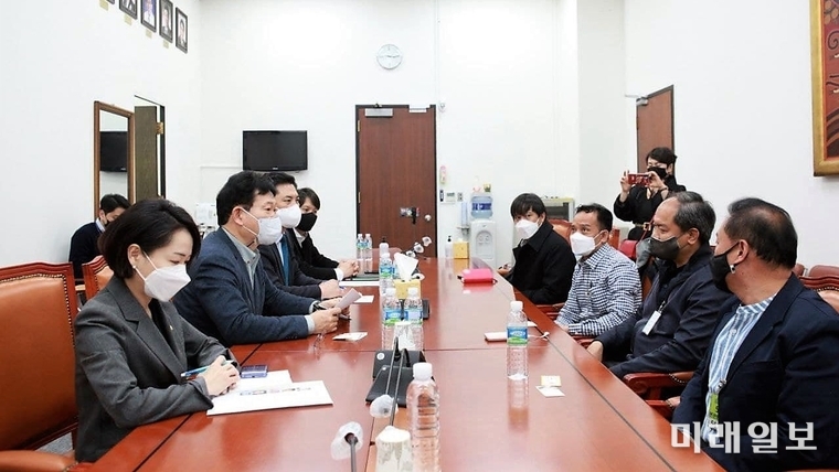송영길 국회 외교통일위원장을 비롯한 더불어민주당 소속 박영순, 홍정민, 전용기 국회의원이 20일 서울 여의도 국회 외교통일위원회 소회의실에서 미얀마민주주의네트워크 얀나잉툰 공동대표, '봄의 혁명 지지자들' 띠엔민민 대표, 주한미얀마노동자복지센터 소모뚜 운영위원장, 미얀마정보커뮤니티 미야비즈 정범래 대표, 서성민 자문 변호사와 면담을 갖고 있다./사진=송영길 의원실