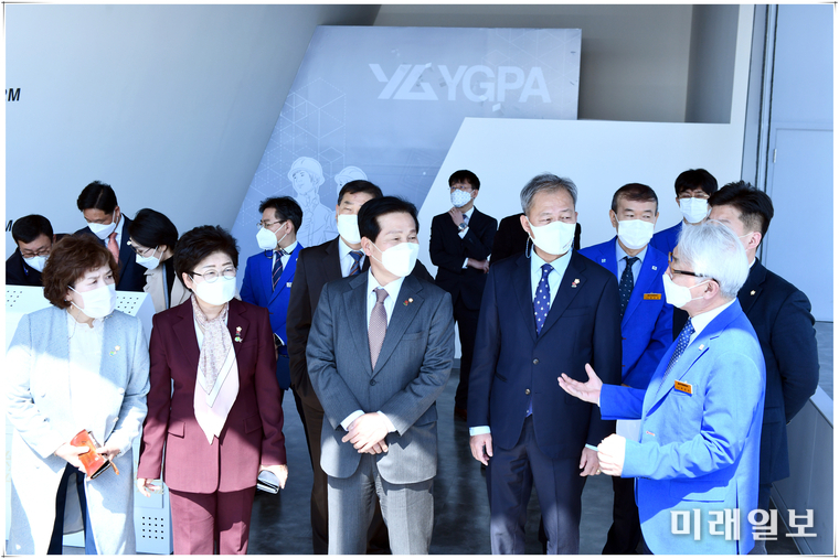 주철현 더불어민주당 의원(전남 여수시갑)이 22일 오전 여수광양항만공사를 찾아 여수·광양항의 새로운 미래비전 수립과 경쟁력 확보를 위한 현장 활동에 나서고 있다./주철현 의원실 제공
