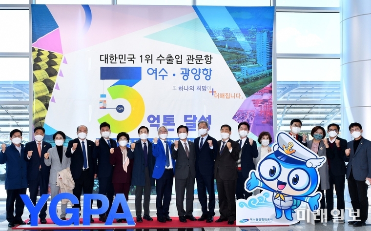 주철현 더불어민주당 의원(전남 여수시갑)이 22일 오전 여수광양항만공사를 찾아 여수·광양항의 새로운 미래비전 수립과 경쟁력 확보를 위한 현장 활동에 나서고 있다./주철현 의원실 제공
