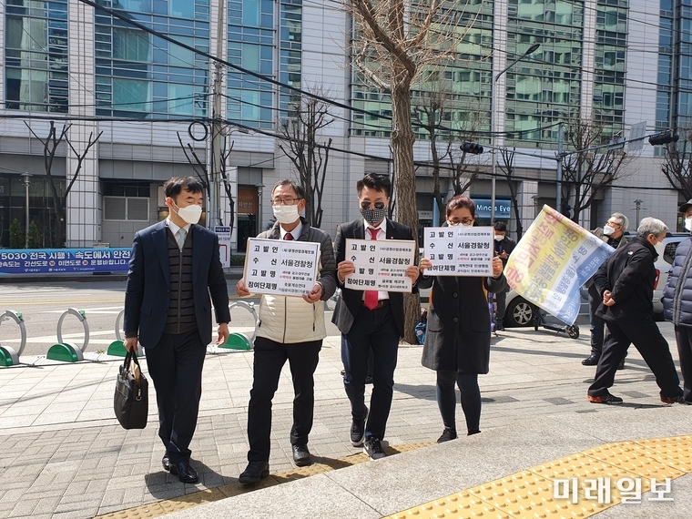 촛불계승연대천만행동 등 시민단체 회원들이 23일 오전 서울경찰청 앞에서 LH 직원 투기 보다 더 나쁜 사례로 '서민 등골 빼는 금융· 건설 야합악질범죄'로 규정하고 '수백억대 명의차용 및 불법 중도금대출'로 새마을금고와 양우건설을 특경가법 사기·배임·주택 법 위반으로 고발 기자회견 개최 후 시민단체 대표들과 변호사가 서울 경찰청 민원실에 고발장을 접수시키기 위해 경찰청 민원실로 향하고 있다./사진=촛불계승연대천만행동