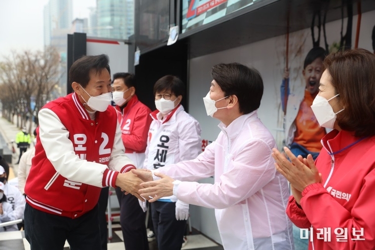 오세훈 서울시장 후보는 28일 일요일을 맞아 강남 코엑스를 방문, 집중유세를 진행하고 있다./사진=오세훈 캠프