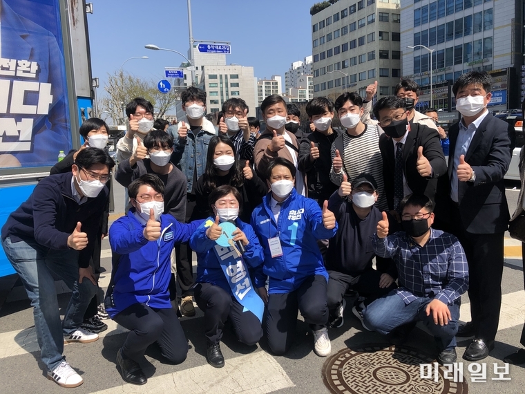 박영선 더불어민주당 서울시장 후부 캠프의 서영교 공동선대본부장 겸 유세본부장이 31일 박영선 서울시장 후보의 동작구 집중유세에 많은 지지자들이 함께 한 가운데, 대학생·2030청년 등과 기념촬영을 하고 있다./사진=서영교 의원실