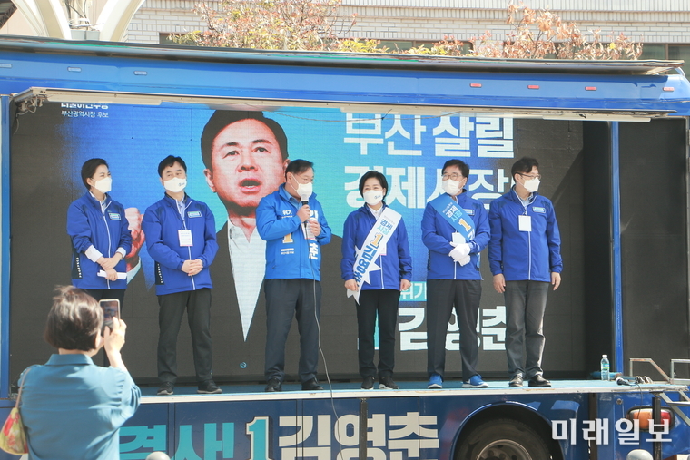 더불어민주당 김태년 당대표 직무대행, 양향자 최고위원이 31일 부산 진구 부전시장 앞에서 시민들에게 인사하며 김영춘 후보 지지를 호소하고 있다./사진=우원식 의원실