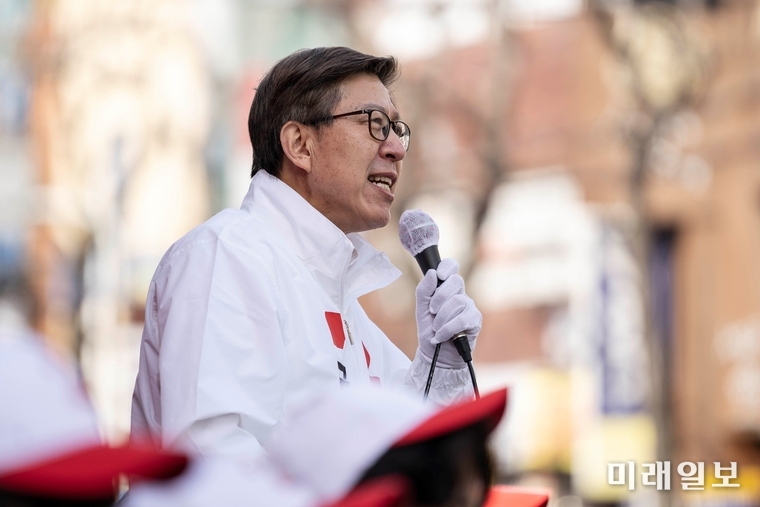 박형준 국민의힘 부산시장 후보가 31일 부산대 사거리 앞에서 유세를 이어가고 있다./사진=박형준 캠프