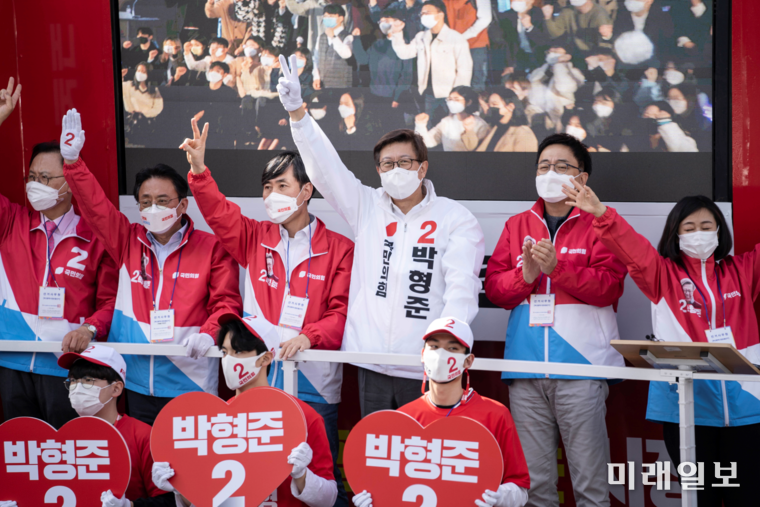 박형준 국민의힘 부산시장 후보가 31일 금태섭 전 의원 그리고 이명수 의원 등과 함께 부산대 사거리 앞에서 유세를 이어가고 있다./사진=박형준 캠프