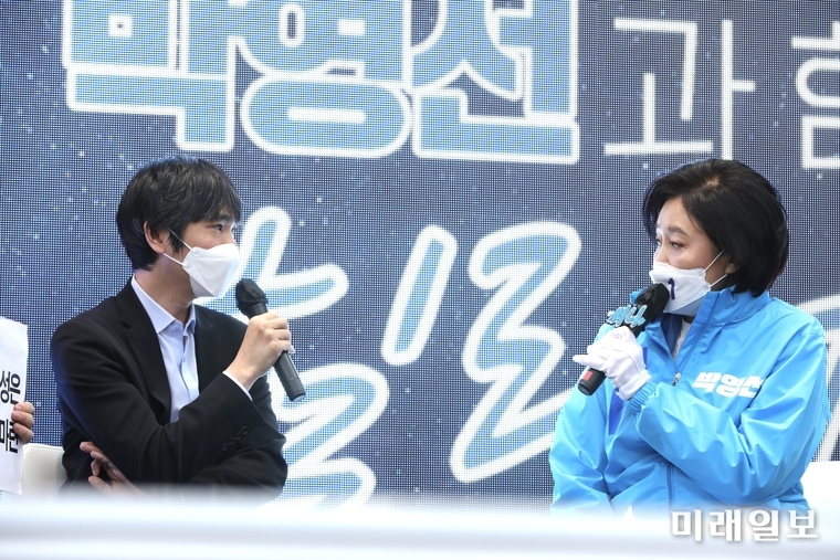 더불어민주당 박영선 서울시장 후보가 31일 오후 서울 관악구청 앞에서 열린 '박영선의 힐링캠프' 유세에서 이세돌 전 바둑 프로기사와 대화하고 있다./사진=박영선 캠프 제공