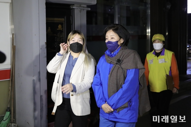 박영선 더불어민주당 서울시장 후보가 31일 밤 서울 관악구 봉천역에서 '삶의 현장, 갑니다! 박영선'의 프로젝트인 여성안심귀가 프로그램을 진행하고 있다./사진=박영선 후보 캠프