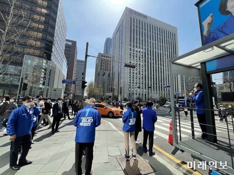 4월 7일 재보궐선거를 7일 앞둔 31일 오전 이낙연 더불어민주당 상임선대위원장과 김민석 공동선대위원장이 서울 여의도 IFC몰 앞에서 야외 토크콘서트 형식의 공개유세를 진행하고 있다./사진=김민석 의원실