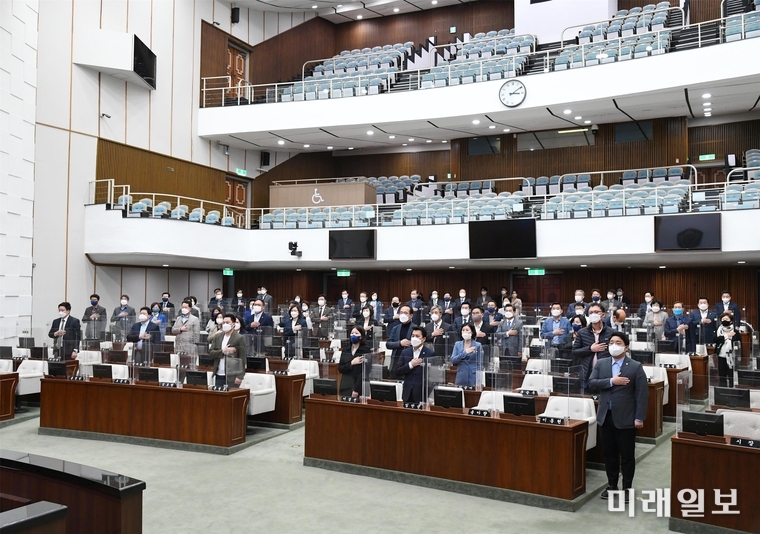 서울시의회 더불어민주당이 13일 오후 의원총회를 열고 4·7보궐선거 이후의 서울시의회의 운영과 방향에 대해 논의하는 자리를 갖고 있다./사진=서울시의회
