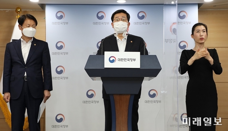 전해철 행정안전부 장관이 지난 12일 오후 서울 종로구 세종대로 정부서울청사에서 '코로나19 대응 특별방역 점검 회의'관련 방역조치 이행력 강화방안에 대해 브리핑을 하고 있다./사진=행전안전부