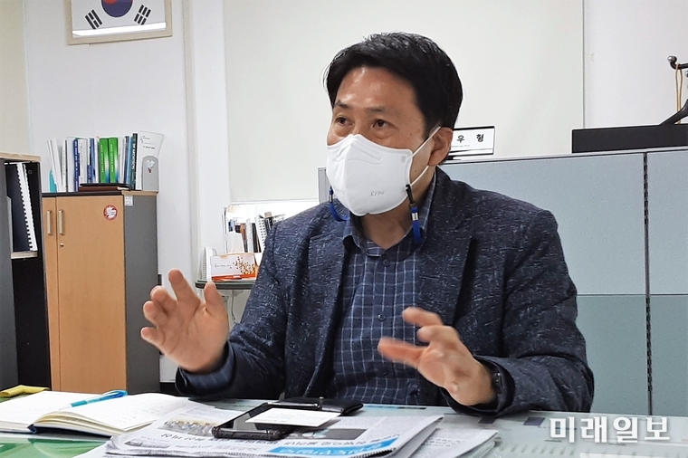 이우영 강원도 망상사업부 부장이 지난 12일 오후 동해안권경제자유구역청에서 인터넷언론인 취재본부와의 인터뷰를 하고 있다./사진=인터넷언론인연대