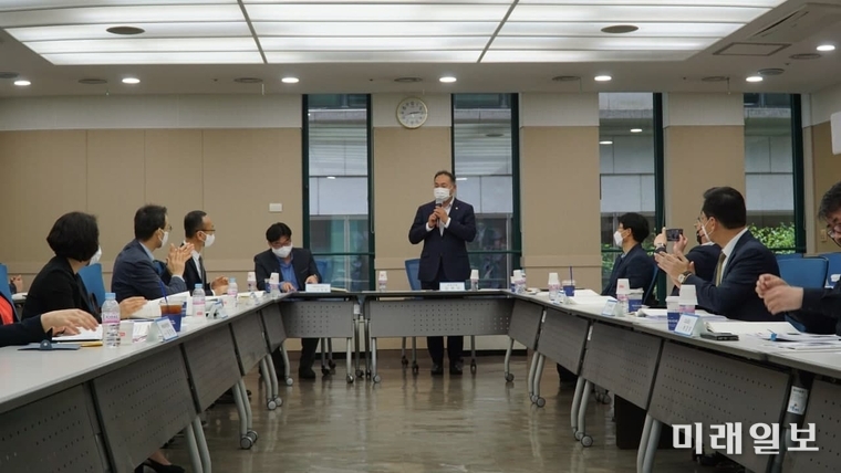김원이 더불어민주당 의원이 대표 발의한 '화장품 제조업자 표시 자율화' 법안에 대해 다양한 의견을 수렴하고 논의하기 위해 개최된 '화장품 제조업자 자율표시 개정, 왜 필요한가?' 토론회가 27일 오후 이룸센터(제1교육실)에서 열리고 있다./사진=미래일보
