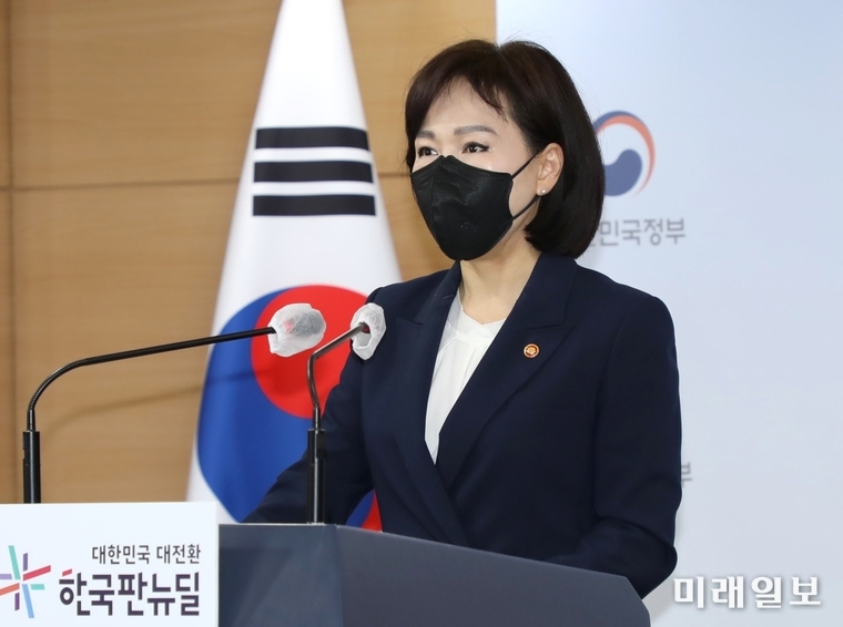 전현희 국민권익위원장이 30일 정부서울청사 브리핑실에서 '공직자의 이해충돌 방지법' 제정 관련 브리핑을 하고 있다.전 위원장은 "공직자가 직무수행 중 얻은 정보로 사적 이익을 추구하는 것을 막는 '공직자의 이해충돌 방지법'이 29일 국회 본회의를 통과했다"며 "국회 제출 8년 만에 입법화된 '이해충돌방지법'이 공포되면 시행령 제정 등 1년간의 준비 기간을 거쳐 내년 5월부터 시행될 예정"이라고 밝혔다./사진=국민권익위원회