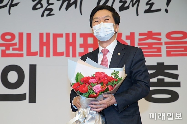 30일 서울 여의도 국회도서관 대강당에서 열린 국민의힘 원내대표 선출을 위한 의원총회에서 신임 원내대표로 선출된 김기현 의원이 꽃다발을 안고 환하게 웃고 있다./사진=국민의힘