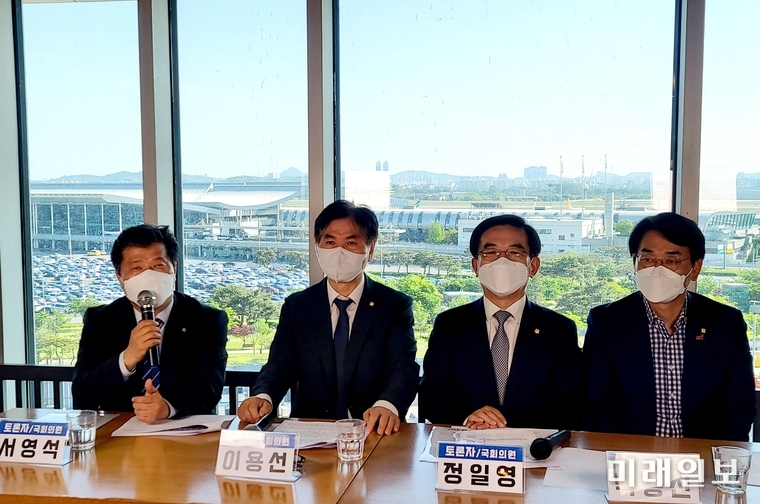 12일 롯대몰 김포공항점에서 더불어민주당 소속 (왼쪽부터) 서영석, 이용선, 정일영, 박용진 의원이 '김포공항 부지 주택공급 및 공항 주변 환경개선을 위한 좌담회'를 갖고 있다./사진=서영석 의원실