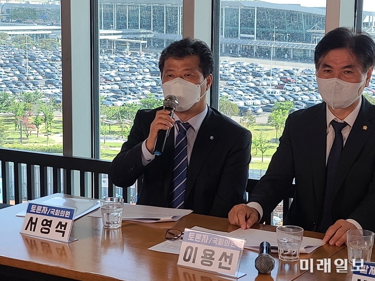 12일 롯대몰 김포공항점에서 열린 '김포공항 부지 주택공급 및 공항 주변 환경개선을 위한 좌담회'에서 서영석 더불어민주당 의원(왼쪽)이 발언하고 있다./사진=서영석 의원실